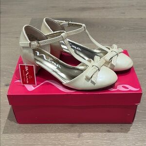 Nina Cream Flats Versatile and Minimalist Design